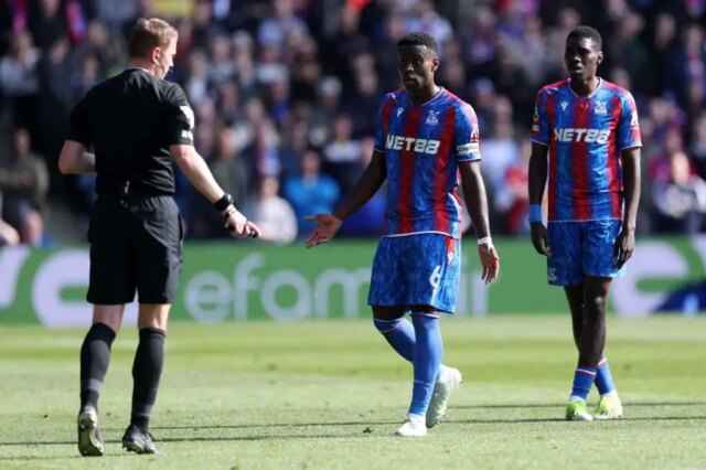 Barcelona a Real Madrid pripisovali záujem obrancovi Crystal Palace

