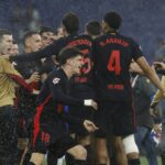 Hráči Barcelony oslavujú na konci futbalového zápasu Španielskej ligy medzi Barcelonou a španielčinou na olympijskom štadióne Lluis Companys v Barcelone v Španielsku, štvrtok 15. mája 2025.