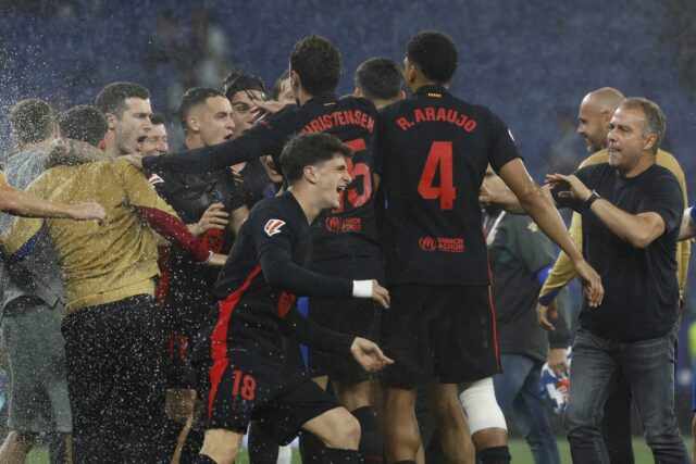 Hráči Barcelony oslavujú na konci futbalového zápasu Španielskej ligy medzi Barcelonou a španielčinou na olympijskom štadióne Lluis Companys v Barcelone v Španielsku, štvrtok 15. mája 2025.