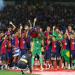 Kapitán Barcelony Marc-Andre Ter Stegen zdvihne pohár po konflikte s Villarrealom v nedeľu