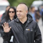 Andres Iniesta, Legenda Barcelony, pozdravuje Mníchovských fanúšikov na olympijskom štadióne pred finále Ligy majstrov UEFA v roku 2025
