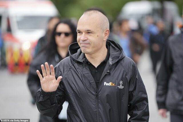 Andres Iniesta, Legenda Barcelony, pozdravuje Mníchovských fanúšikov na olympijskom štadióne pred finále Ligy majstrov UEFA v roku 2025