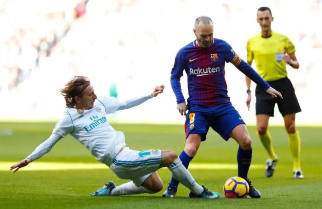 Barcelonská legenda Andres Iniesta pošle správu hviezdou Real Madrid Luka Modrić

