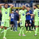 Barcelonskí fanúšikovia fajčia pre rozhodcu počas zrážky medzi Milánom