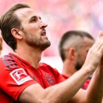 Kane a spoluhráč Konrad Laimer oslavujú spolu po ich remíze proti RB Leipzigovi, ktorý zaručil titul