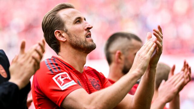 Kane a spoluhráč Konrad Laimer oslavujú spolu po ich remíze proti RB Leipzigovi, ktorý zaručil titul