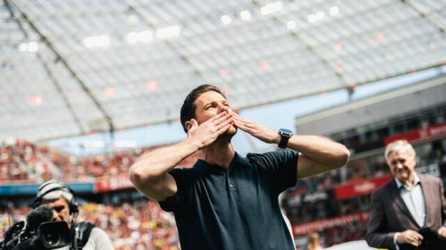 Bayer Leverkusen's Xabi Alonso sa rozlúči s fanúšikmi po prehre

