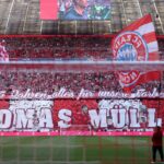 Bayern Mníchov vzdáva hold Thomasovi Müllerovi počas titulnej strany