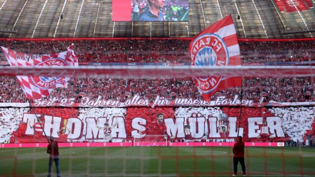 Bayern Mníchov vzdáva hold Thomasovi Müllerovi počas titulnej strany

