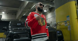 Belal Muhammad Reps Blackhawks na trávniku Canadiens

