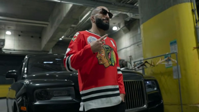 Belal Muhammad Reps Blackhawks na trávniku Canadiens

