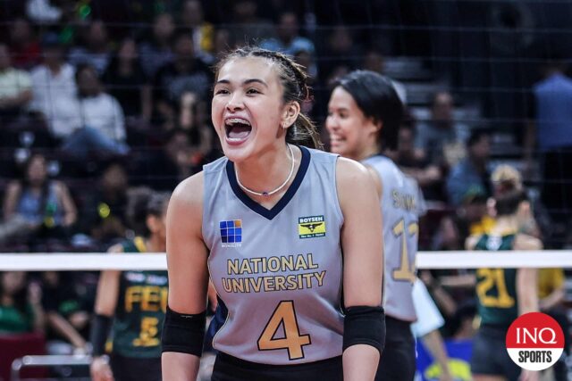 Nu Lady Bulldogs 'Bella Belen počas sezóny UAAP 87 volejbalového zápasu proti Feu Lady Tamaraws Lady Tamaraws
