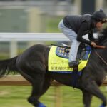 Bob Bafert poškriaba jeden z jeho koní na rok 2025. Kentucky Derby
