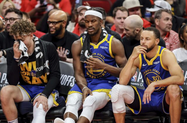 Play -off NBA Golden State Warriors vs Houston Rockets Brandin Podziemksi (2), Jimmy Butler (10) a Stephen Curry (30)