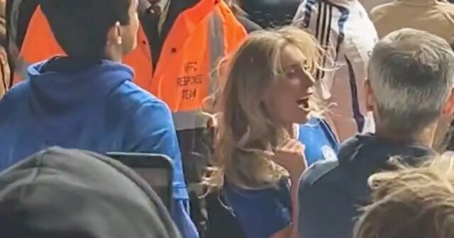 Bonnie Blue a été expulsé du stade de la Premier League tout en effectuant un geste classé X

