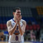 Robert Bolick od Nlex Road Warriors proti Barangay Geneve počas zápasu filipínskeho pohára PBA.