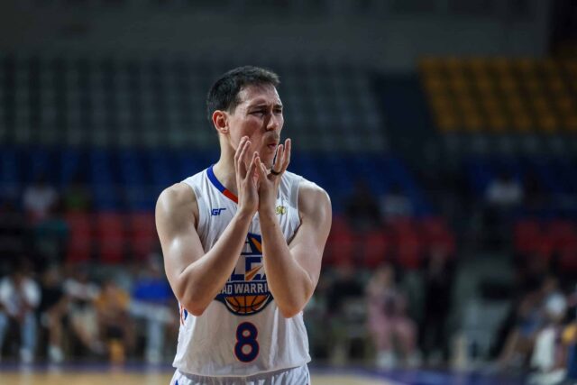 Robert Bolick od Nlex Road Warriors proti Barangay Geneve počas zápasu filipínskeho pohára PBA.