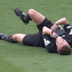Breaking Leicester vs Southampton s'est arrêté alors que l'arbitre blessé avec Jamie Vardy à secourir