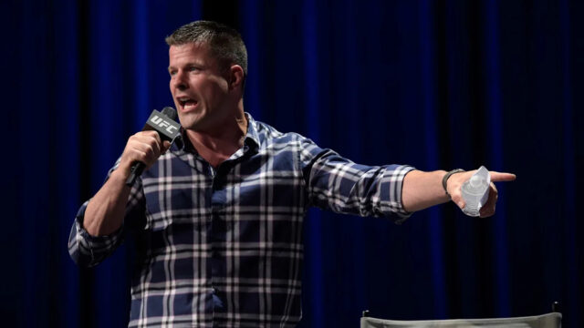 Saitama, Japonsko - 03. marca: (RL) Brian Stann porazil Wanderlei Silvu vo svojom ľahkom ťažkom boji počas udalosti UFC v palivovej televízii v Saitama nad arénou 3. marca 2013 v Saitama v Japonsku. (Foto: Josh Hedges/Zuffa LLC/Zuffa LLC od Getty Images)