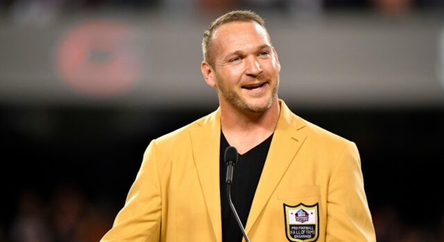 Brian Urlacher zasiahne transatléty v ženských športoch, napríklad problém „zdravého rozumu“

