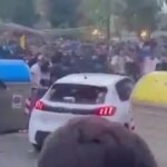 Briser l'horreur des fans de football alors que les supporters ont percuté la voiture avant le match d'Espanyol Barcelone