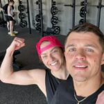 Britský futbalista Jay Hart (vpravo) musí byť deportovaný z Austrálie po Sarah Fardy (na obrázku s Hart) a Cara Greedy založila petíciu zvanú 34-ročný muž, aby vyhodil krajinu