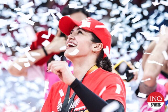 Brooke Van Sicckle oslavuje šampionát konferencie PVL All-Filipino Petro Gazz Angels
