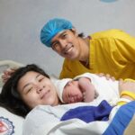 Hráč volejbalu Bryan Bagunas, jeho manželka Nicole Tracy, so svojím prvým dieťaťom.