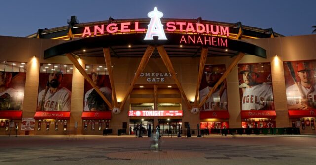 Budúcnosť anjelského štadióna? Anaheim vyvoláva otázku pri zadržiavaní


