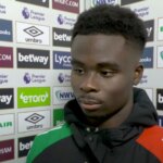 Bukayo Saka poslal šesť slovnú správu po tom, čo bola hviezda Liverpoolu prevezená do nemocnice so zlomeným luu