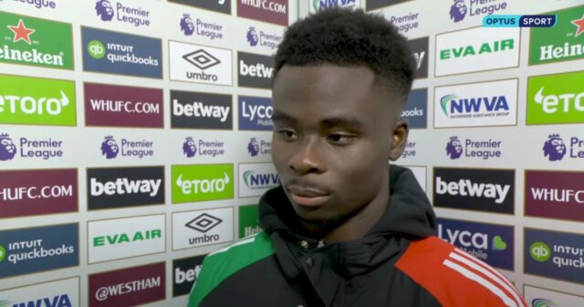 Bukayo Saka poslal šesť slovnú správu po tom, čo bola hviezda Liverpoolu prevezená do nemocnice so zlomeným luu

