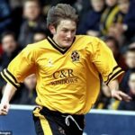 Bývalý útočník Cambridge United Tom Youngs zomrel na MS po 11-ročnej bitke vo veku 45 rokov