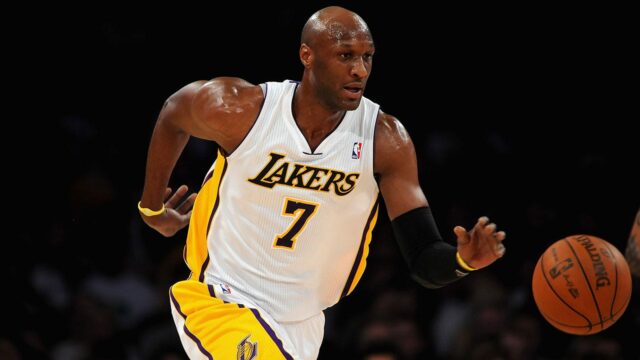 Bývalý majster NBA Odom sa zúčastňuje Trump Trump Cryptocurrency Gala oproti demonštrantom

