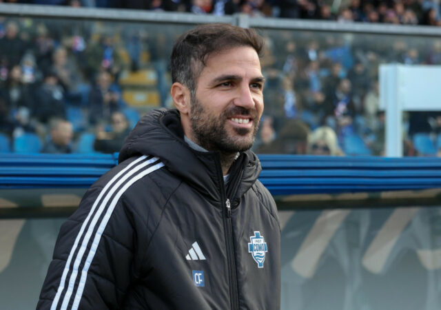 CESC FABREGAS nastavený na stretnutie s Barcelonou 2025


