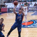 CJ CJ Meralco skrutky počas zápasu filipínskeho pohára PBA proti Blackwater Bossing.