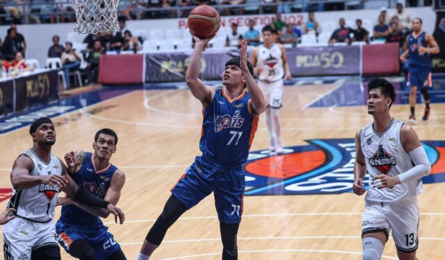 CJ CJ Meralco skrutky počas zápasu filipínskeho pohára PBA proti Blackwater Bossing.