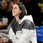 Caitlin Clark mal v stredu večer dobrú náladu, pretože bol mimo zranenia