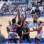 TNT TNT TNT TNT 5G Calvin Ophtana počas hry PBA Filippine Cup proti San Miguel Beermen.