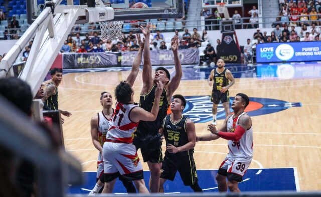 TNT TNT TNT TNT 5G Calvin Ophtana počas hry PBA Filippine Cup proti San Miguel Beermen.