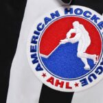 Canucks Broadcaster pokračuje vo vysielaní po tom, čo v bizarnom okamihu zasiahol stoličku