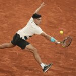 Carlos Alcaraz Španielsko vráti loptu do Fabian Maroszan v Maďarsku počas svojej druhej hry francúzskeho tenisu Open, na štadióne Roland-Garros, v Paríži, v stredu 28. mája 2025.