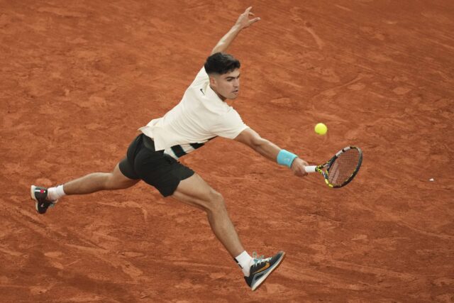 Carlos Alcaraz Španielsko vráti loptu do Fabian Maroszan v Maďarsku počas svojej druhej hry francúzskeho tenisu Open, na štadióne Roland-Garros, v Paríži, v stredu 28. mája 2025.