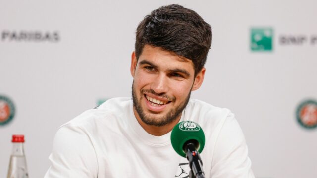 Carlos Alcaraz verí, že „všetci“ môžu vyhrať titul French Open

