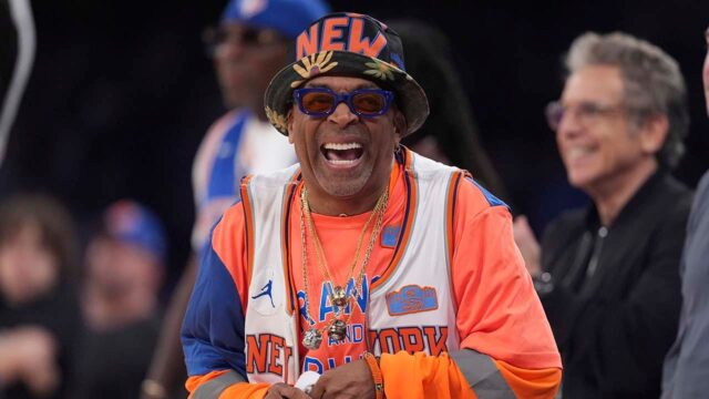 Celebrity sa pozerajú na Knicks -Game v Madison Square Garden

