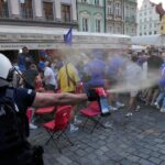 Chelsea et les vrais bouteilles de fans de Betis et des grenades fumigènes 'alors qu'ils s'affrontent dans les rues