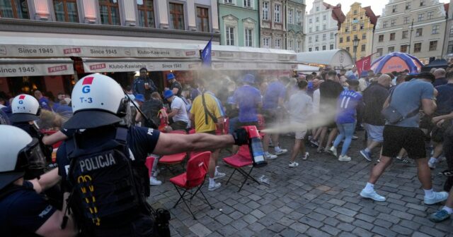 Chelsea et les vrais bouteilles de fans de Betis et des grenades fumigènes 'alors qu'ils s'affrontent dans les rues
