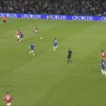 Chelsea vs Me Utd zastavil útočník ihriska ako letuška Spear Man na zemi | Futbalový šport