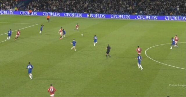 Chelsea vs Me Utd zastavil útočník ihriska ako letuška Spear Man na zemi | Futbalový šport

