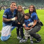 Enzo Fernandez pozval Chelseainu priateľku a deti na pole po víťazstve finále konferenčnej ligy