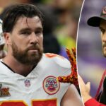Chlpatý chrbát Travis Kelce kreslí reakciu Kirk Cousins